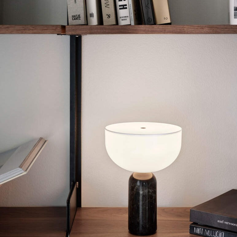 LumaStone Marmorlampe mit raffiniertem Sockel und sanftem Umgebungslicht