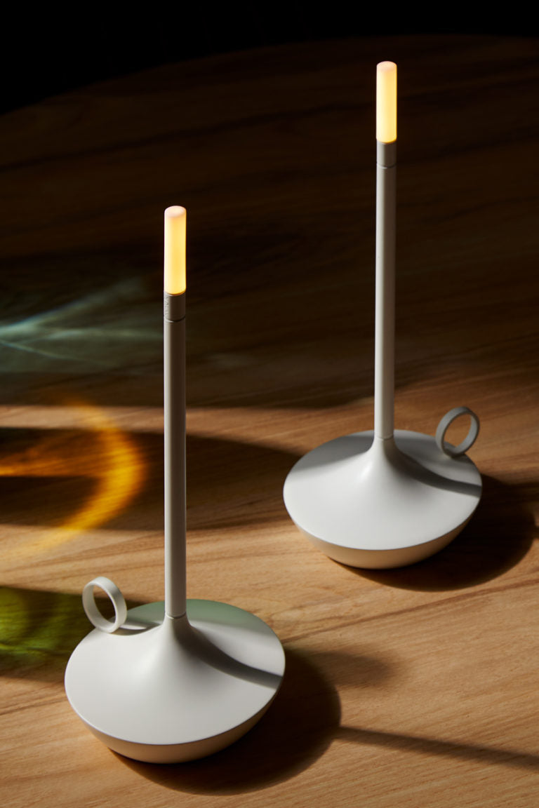 Lampada da tavolo a forma di candela con LED portatile — luce calda ricaricabile