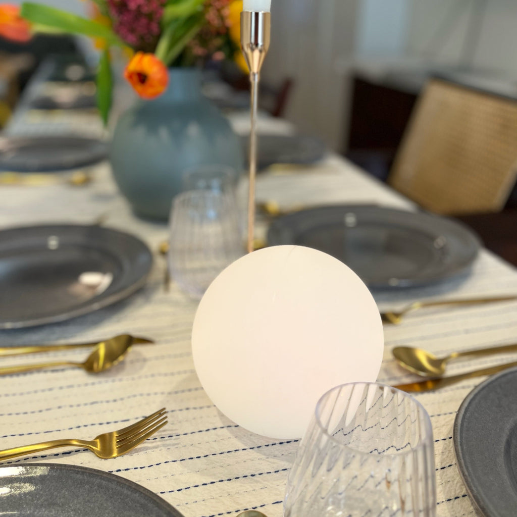 Kabellose LED-Tischlampe Moon — 16 Farben, wiederaufladbare Akkus