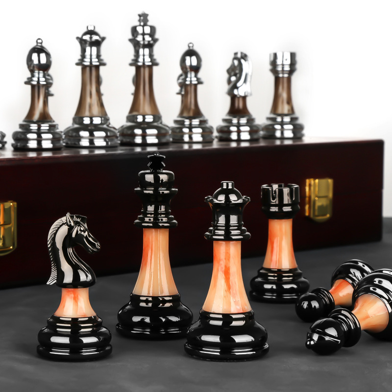 Luxus-Schachset aus Metall — 45CM-Holzbrett, elegantes Design