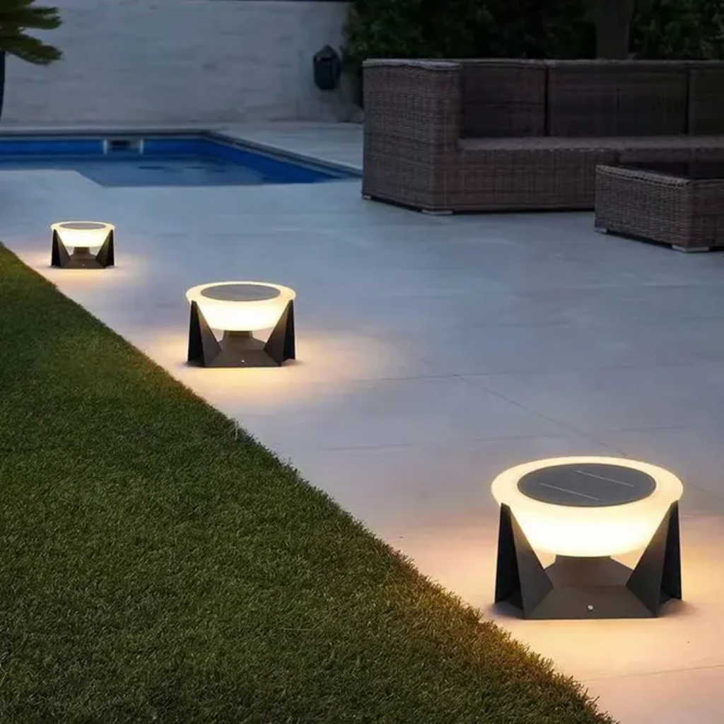 SolaraGlow solární venkovní zahradní lampa s teplým LED světlem pro cesty  