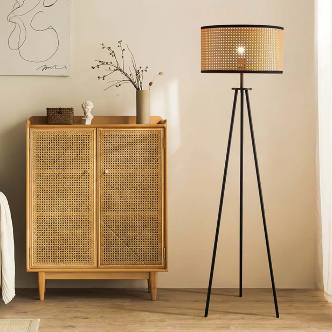 Aurene Rattan-Stativlampe für eine warme, einladende Wohnzimmeratmosphäre