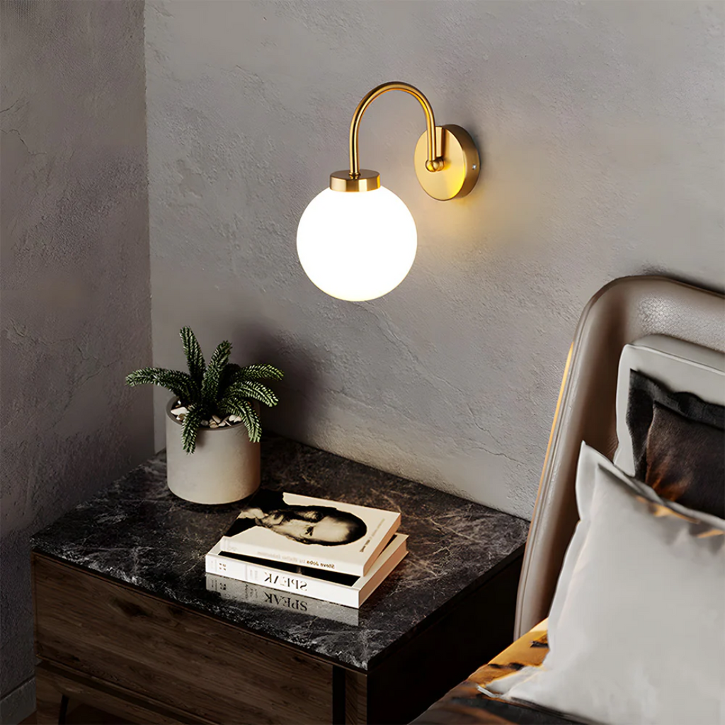 Nástěnná lampa LumaGlobe vintage s skleněnou koulí, elegantní vnitřní akcent