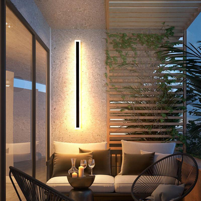 Frostline lineaire buitenwandlamp — transparant acrylpaneel, matzwarte afwerking