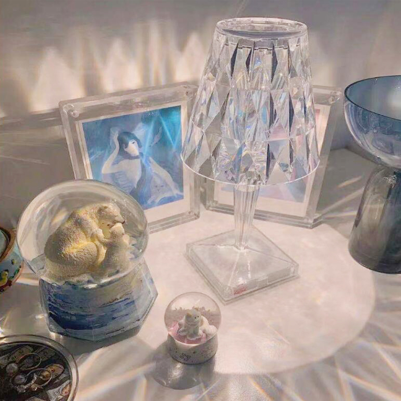 Candeeiro de mesa elegante com sensor tátil e cristal — brilho ambiente