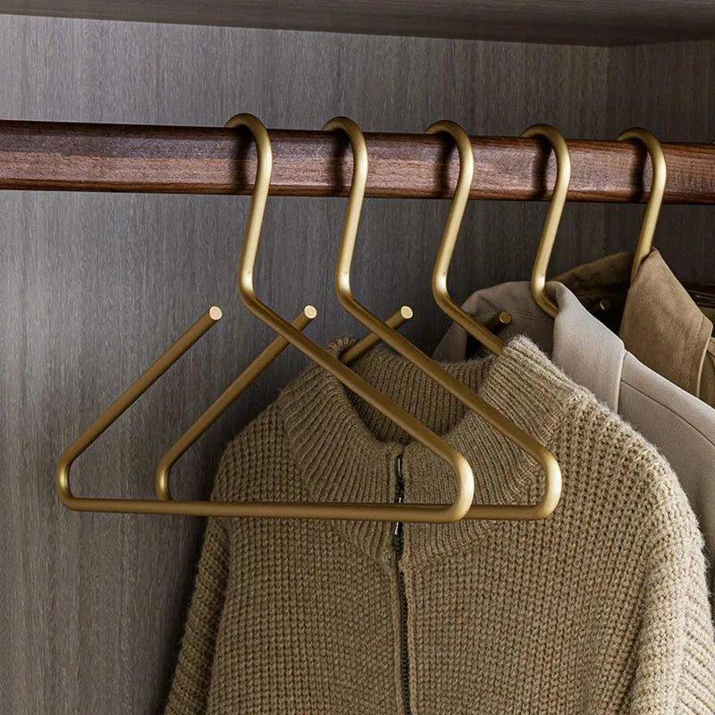 5-teilige Kleiderbügel aus Metall in mattem Vollgold/-silber — Nahtlose Kleiderschrank-Organizer