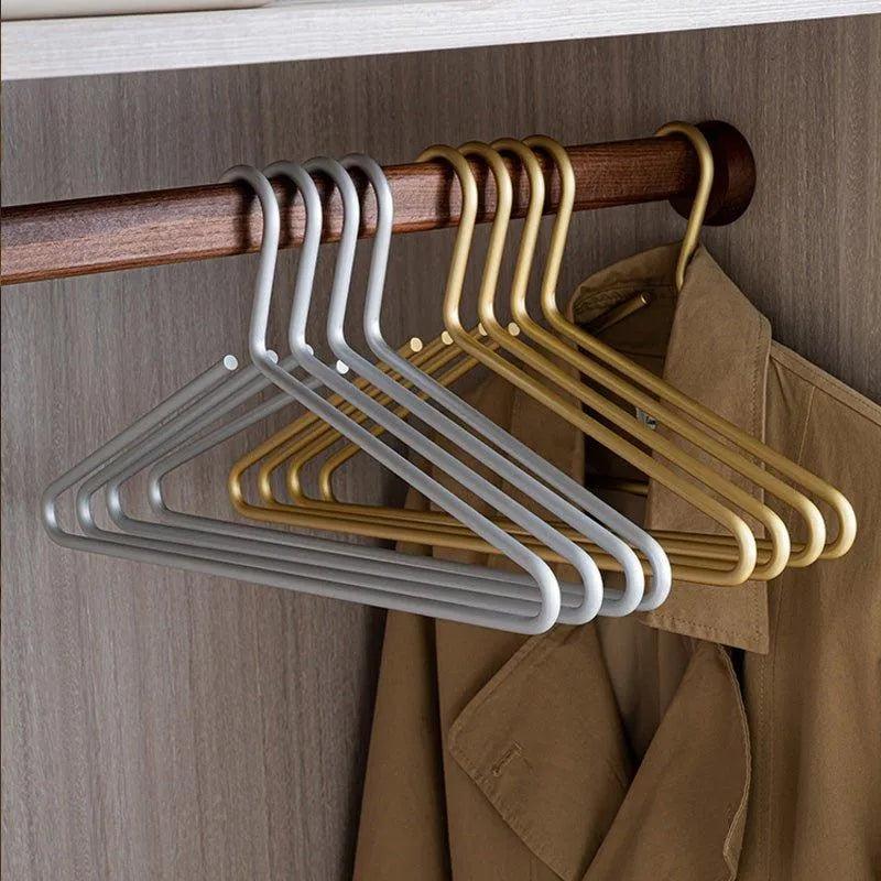 5-teilige Kleiderbügel aus Metall in mattem Vollgold/-silber — Nahtlose Kleiderschrank-Organizer