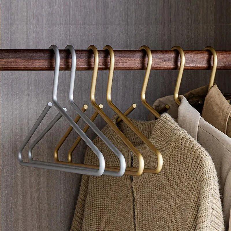 5-teilige Kleiderbügel aus Metall in mattem Vollgold/-silber — Nahtlose Kleiderschrank-Organizer