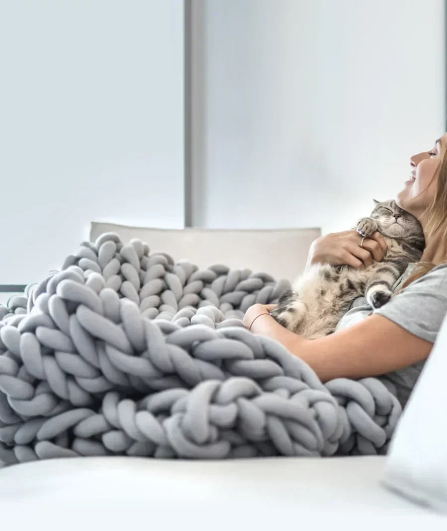 Håndlaget, chunky, strikket vektteppe – koselig strukturert design