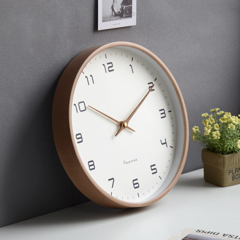 Horloge murale scandinave minimaliste en bois — lignes épurées, grain du bois délicat