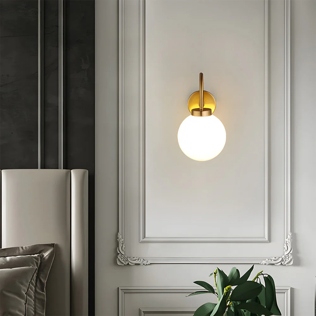 Nástěnná lampa LumaGlobe vintage s skleněnou koulí, elegantní vnitřní akcent