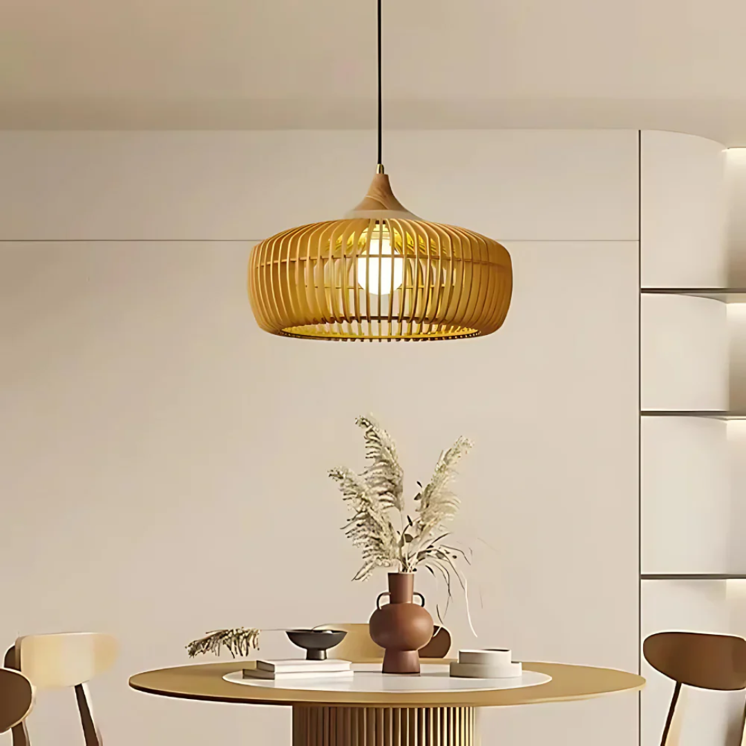 Liora Pendelleuchte im Japandi-Stil mit sanfter Wandbeleuchtung