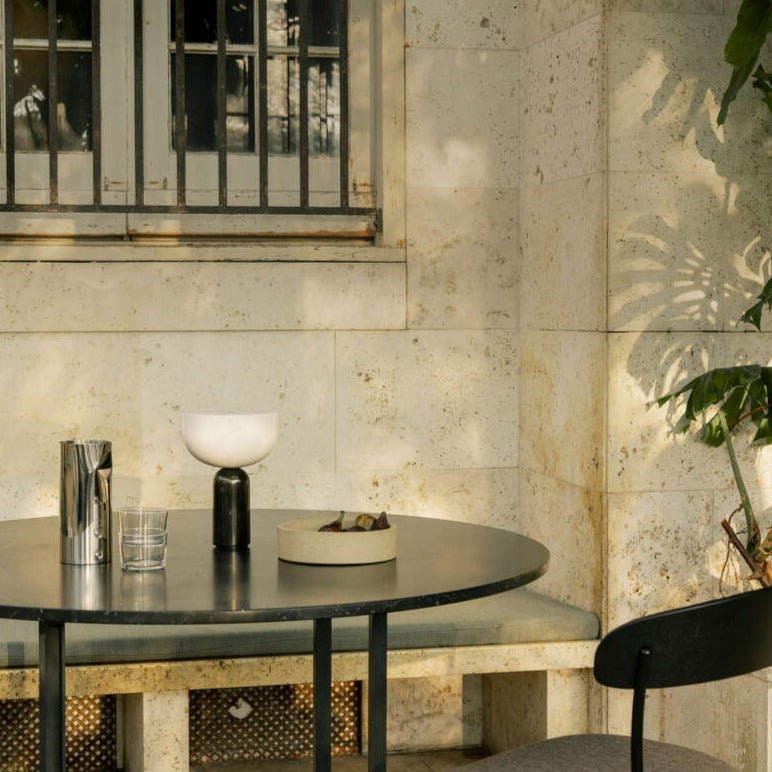 LumaStone Marmorlampe mit raffiniertem Sockel und sanftem Umgebungslicht