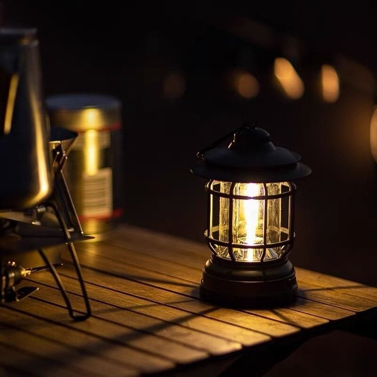 Przenośna lampa kempingowa w stylu retro — design żyrandola, blask 360°