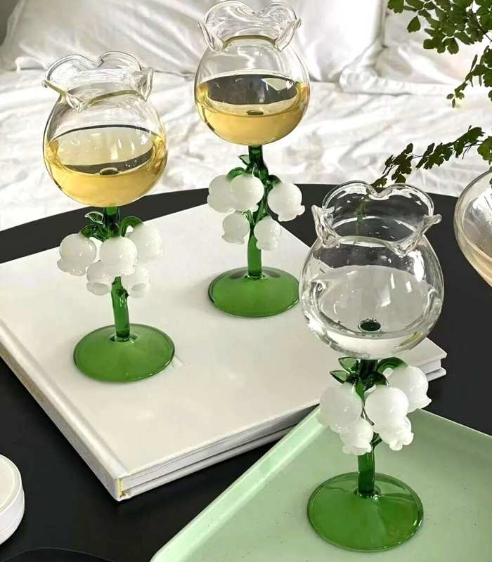 Handgeblasenes Weinglas und Champagnerglas mit Maiglöckchenmotiv, 21 cm
