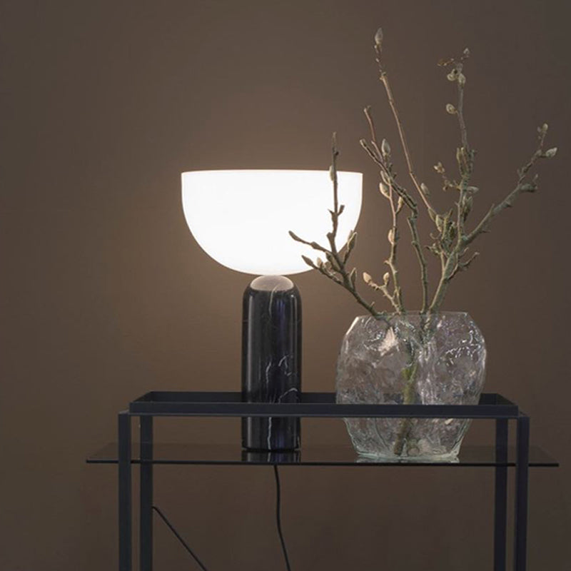 LumaStone Marmorlampe mit raffiniertem Sockel und sanftem Umgebungslicht