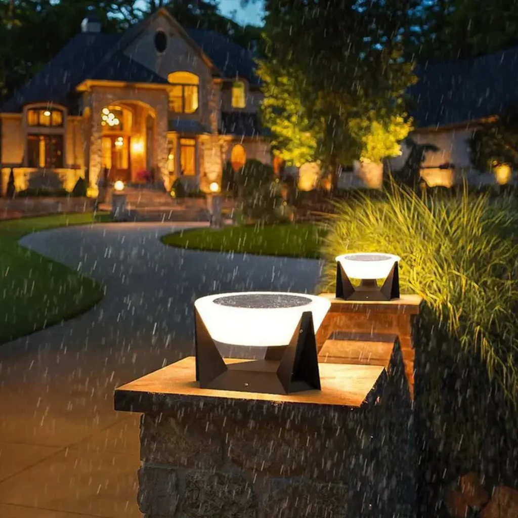SolaraGlow solární venkovní zahradní lampa s teplým LED světlem pro cesty  