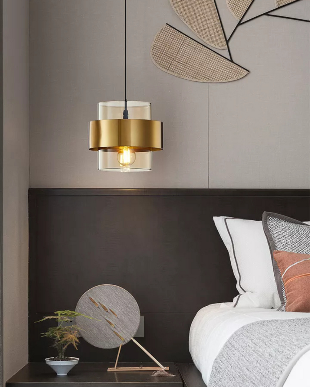 Solara pendellampa i guldfärgat glas, industriell kant med vinklad design