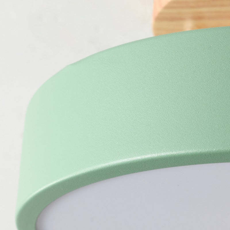 LED-taklampa från QuinnGlow - modern design i trä och akryl