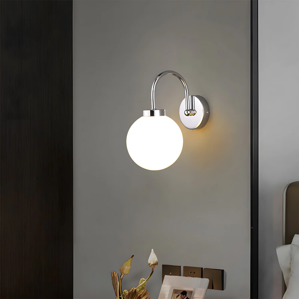Nástěnná lampa LumaGlobe vintage s skleněnou koulí, elegantní vnitřní akcent