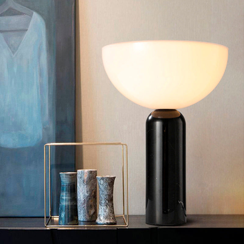 LumaStone Marmorlampe mit raffiniertem Sockel und sanftem Umgebungslicht