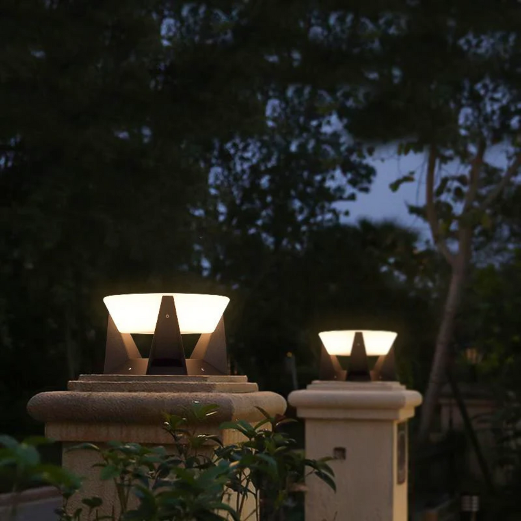 SolaraGlow solární venkovní zahradní lampa s teplým LED světlem pro cesty  