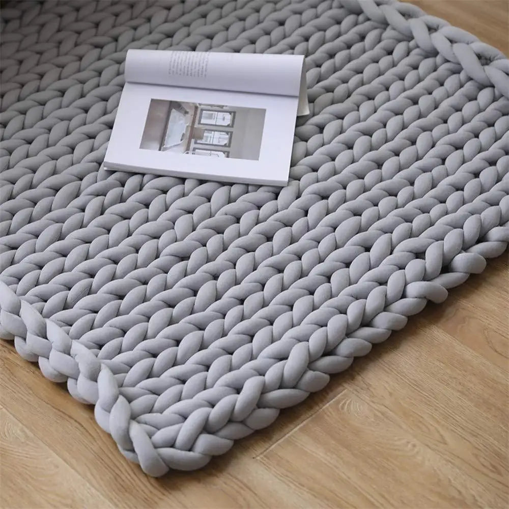 Håndlaget, chunky, strikket vektteppe – koselig strukturert design