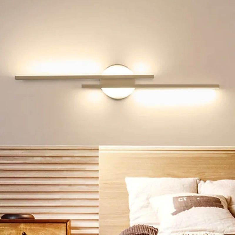 مصباح حائط LED نوردِي من فيوردرا — تصميم قرصي وخطي باللونين الأسود والأبيض