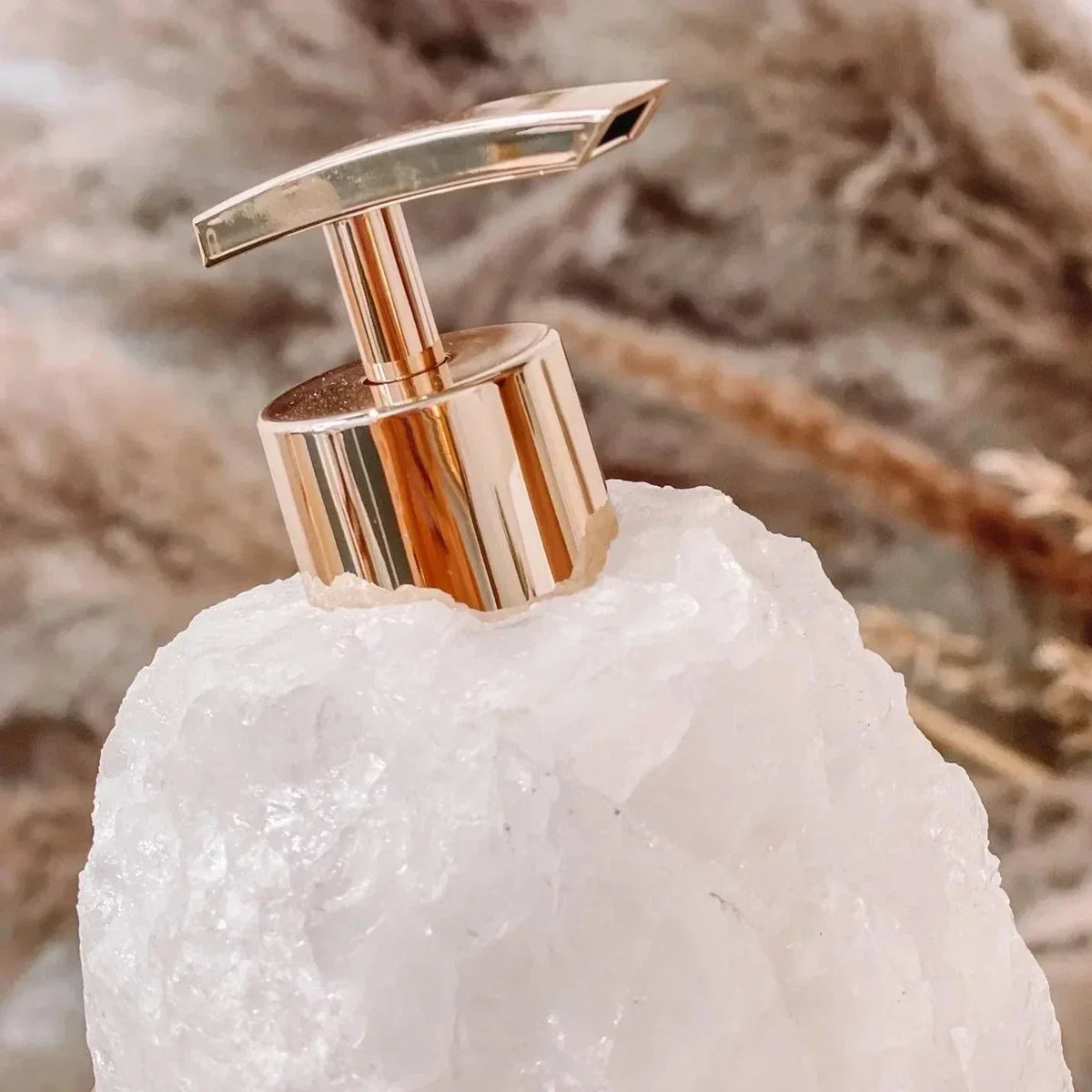 Dozator de săpun lichid din cristal — pompă elegantă pentru blatul din baie