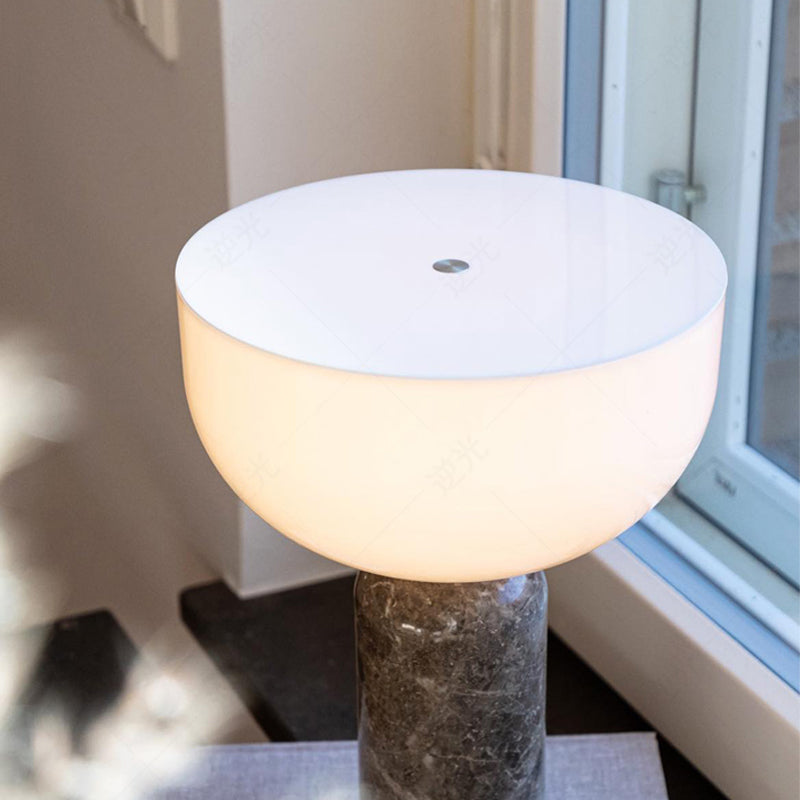 LumaStone Marmorlampe mit raffiniertem Sockel und sanftem Umgebungslicht