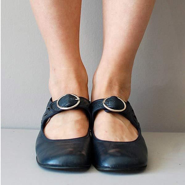 Monique's ortopediska sandaler i läder med spänne — vintagestil