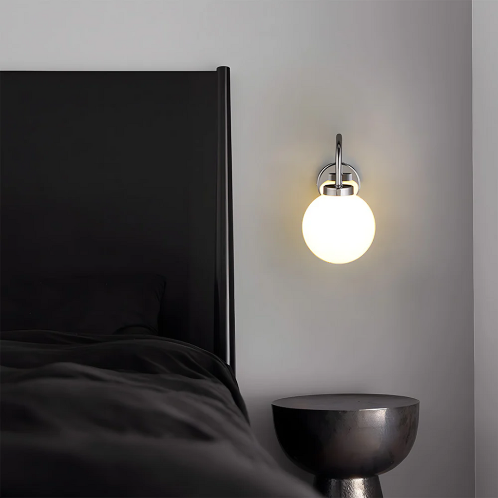 Nástěnná lampa LumaGlobe vintage s skleněnou koulí, elegantní vnitřní akcent