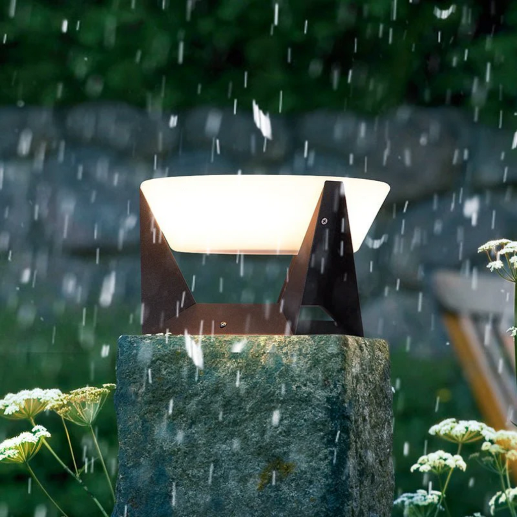 SolaraGlow solární venkovní zahradní lampa s teplým LED světlem pro cesty  
