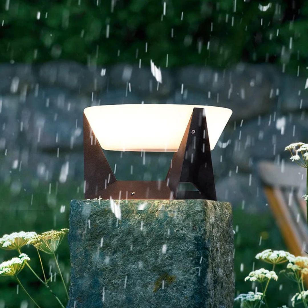 SolaraGlow solární venkovní zahradní lampa s teplým LED světlem pro cesty  