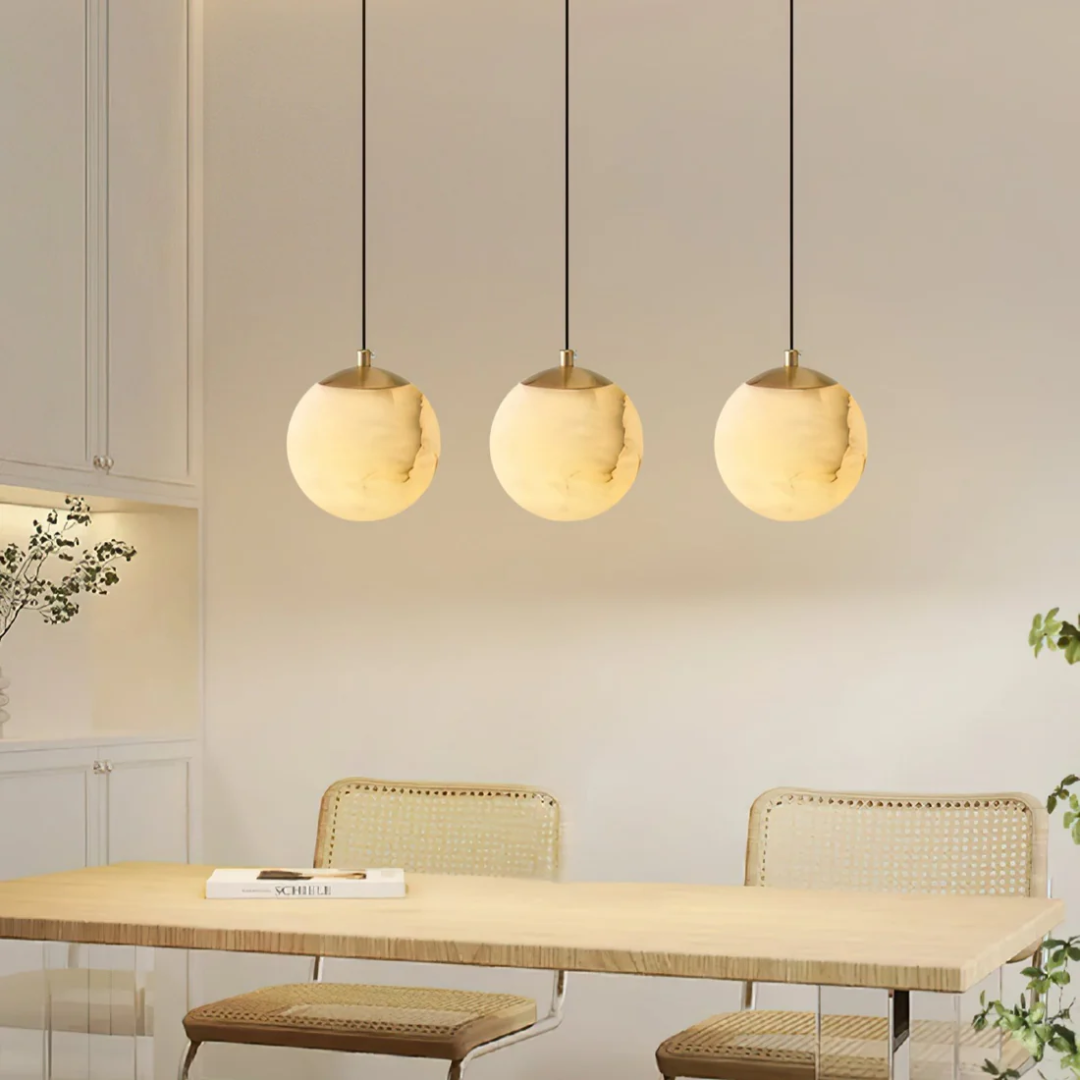 Aurelle Beleuchtung mit Ball-Pendelleuchte aus Travertin und Alabaster