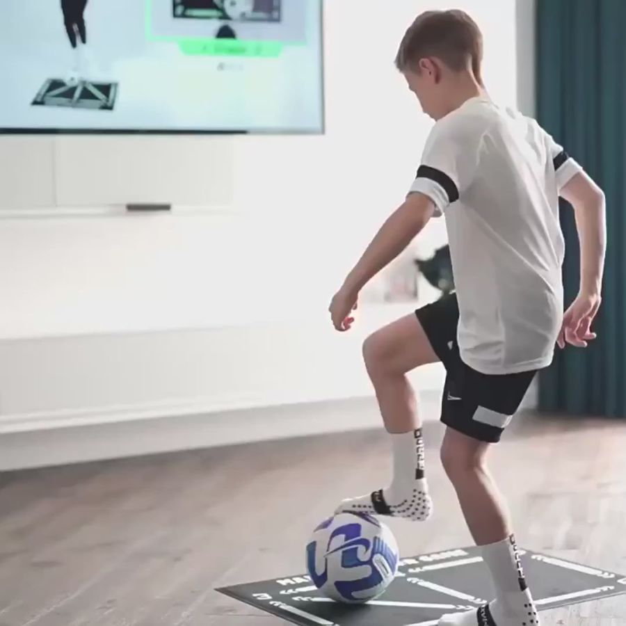 طقم حصيرة Sideline Edge — سطح تدريب بمقاس 90x60 سم، يتضمن جوارب مانعة للانزلاق