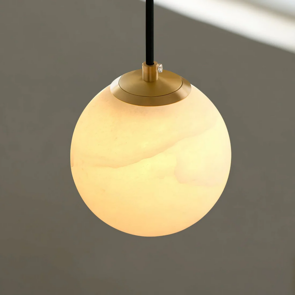 Aurelle Beleuchtung mit Ball-Pendelleuchte aus Travertin und Alabaster