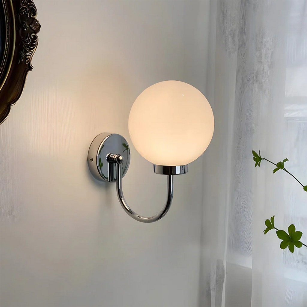 Nástěnná lampa LumaGlobe vintage s skleněnou koulí, elegantní vnitřní akcent