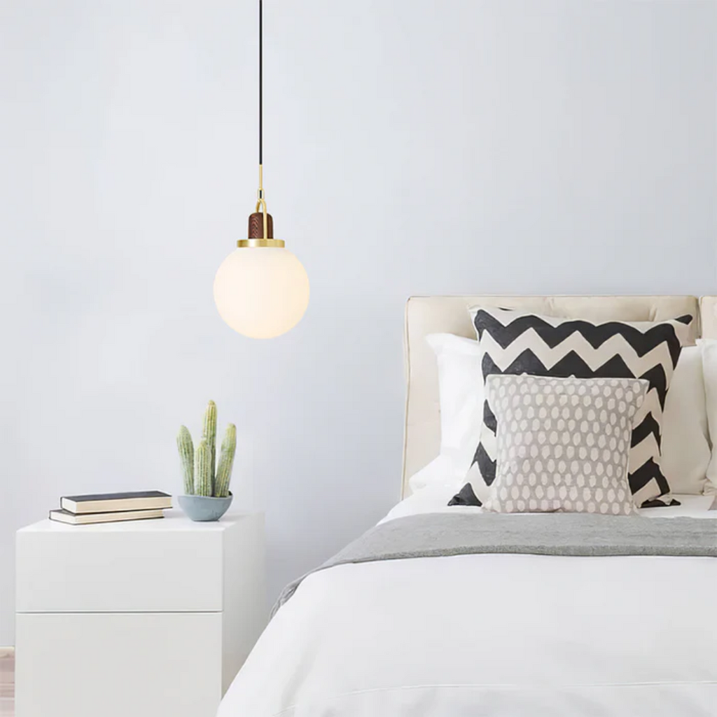 Lyra Mood Ball Glas Pendelleuchte mit Kupferakzenten für das Esszimmer
