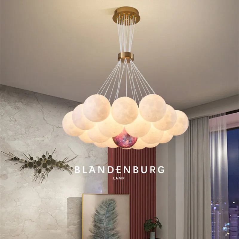 Celeste Orbs Kronleuchter mit Milch-Kugeln und goldenem Ringkabel