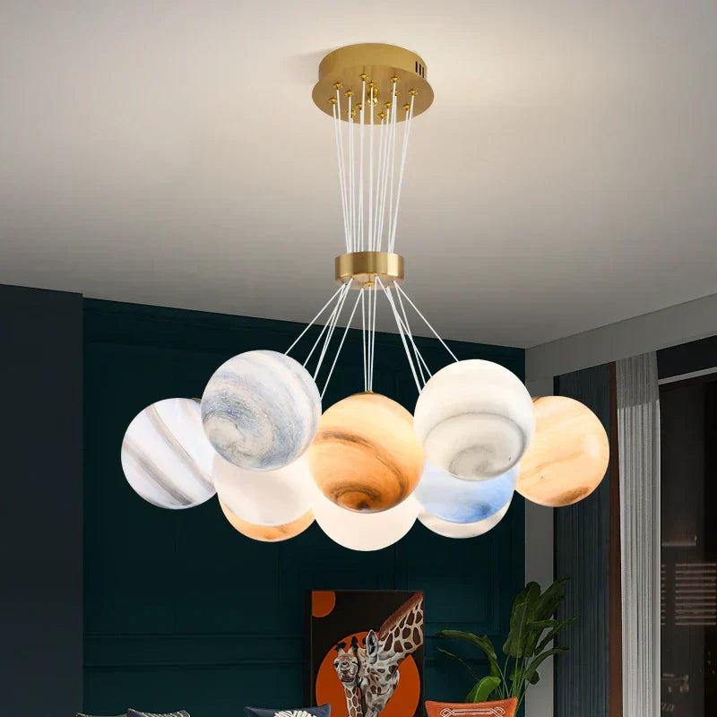 Celeste Orbs Kronleuchter mit Milch-Kugeln und goldenem Ringkabel