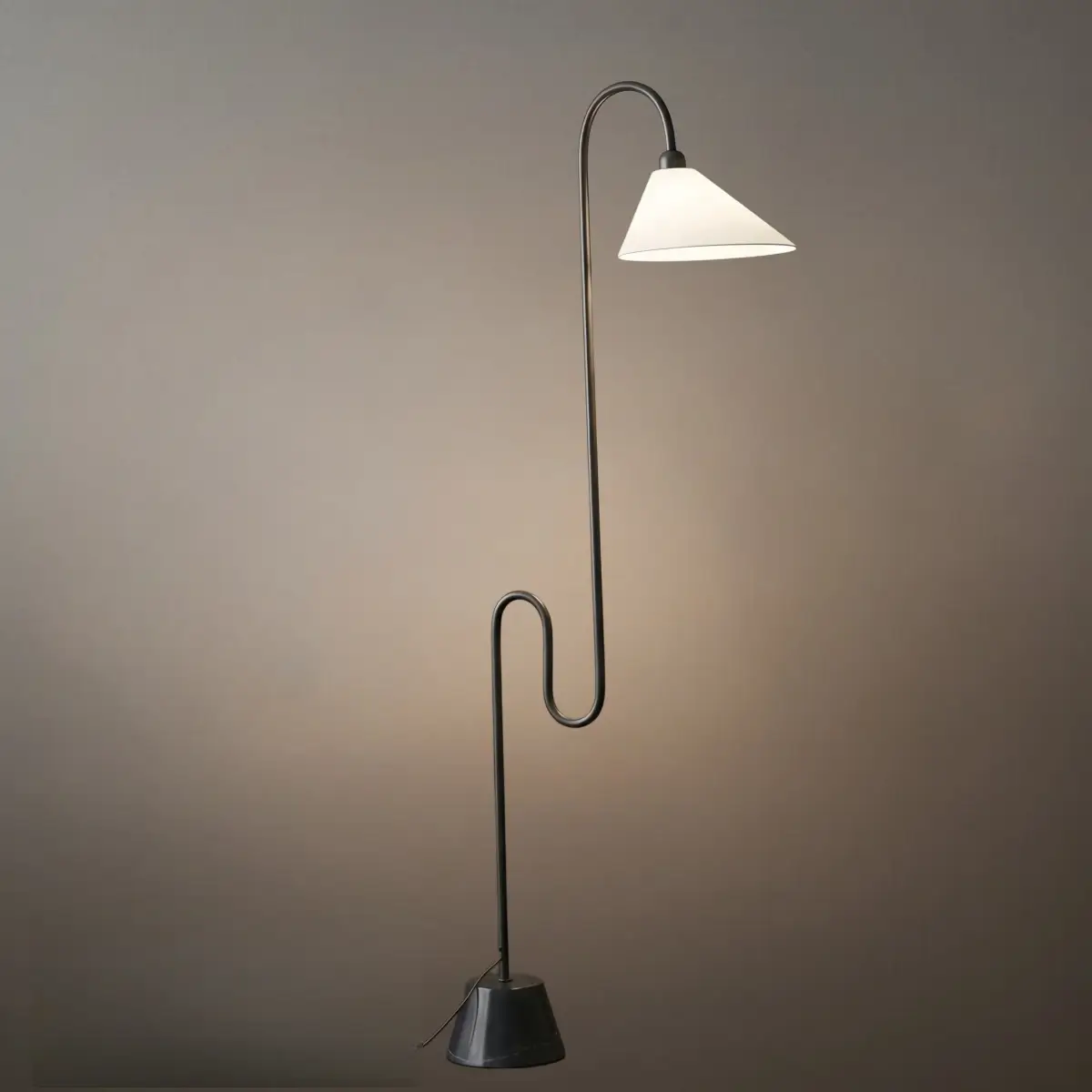 Postmoderne svart gulvlampe – metallbase med tekstilhette for soverom - Flindria