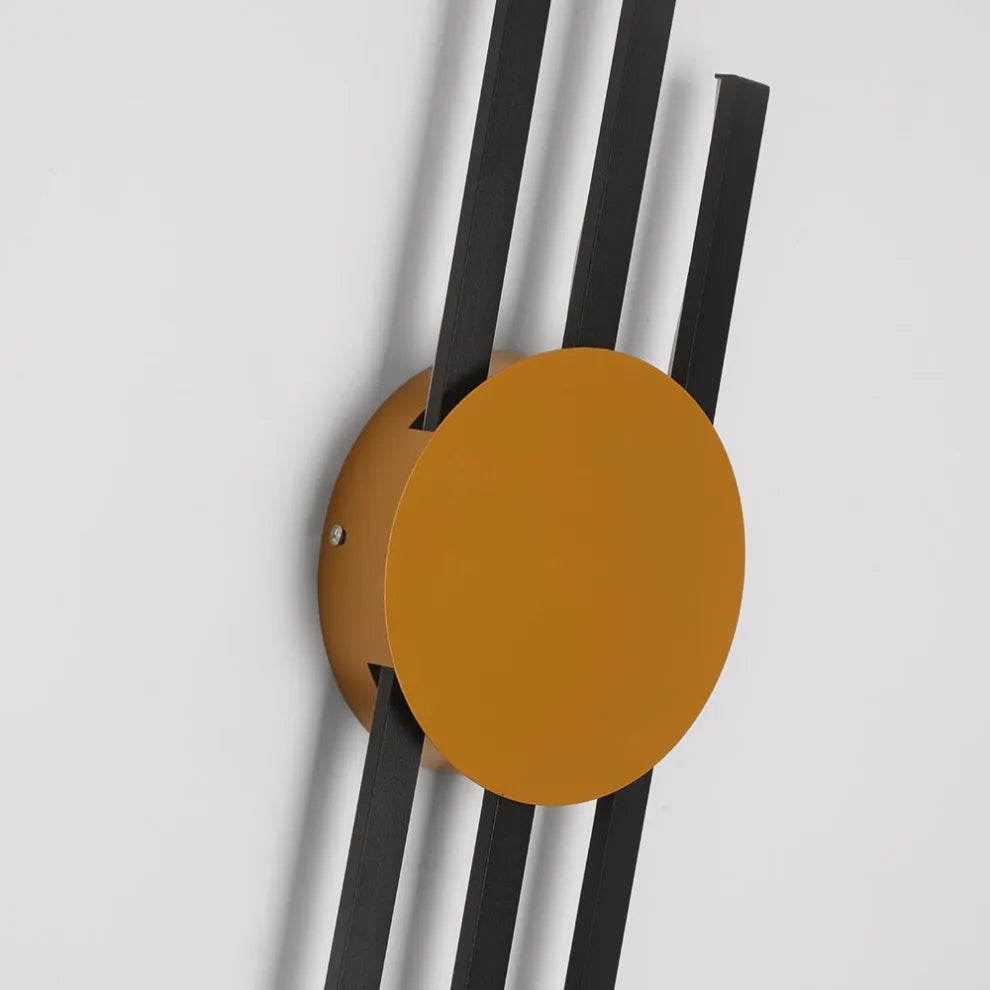Modern Linear Wall Lamp - Black/Gold Metal for Living Room - Flindria