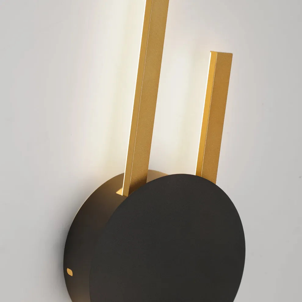 Modern Linear Wall Lamp - Black/Gold Metal for Living Room - Flindria