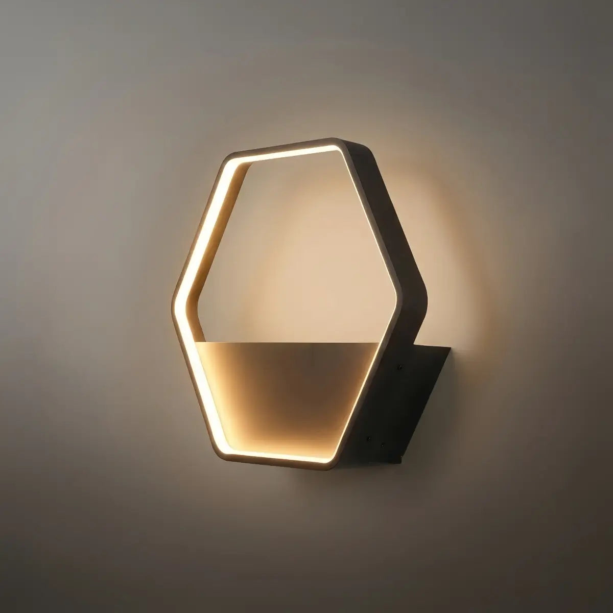 Art Deco Outdoor Wall Sconce - Black Metal Hexagon Design for Courtyard - Flindria