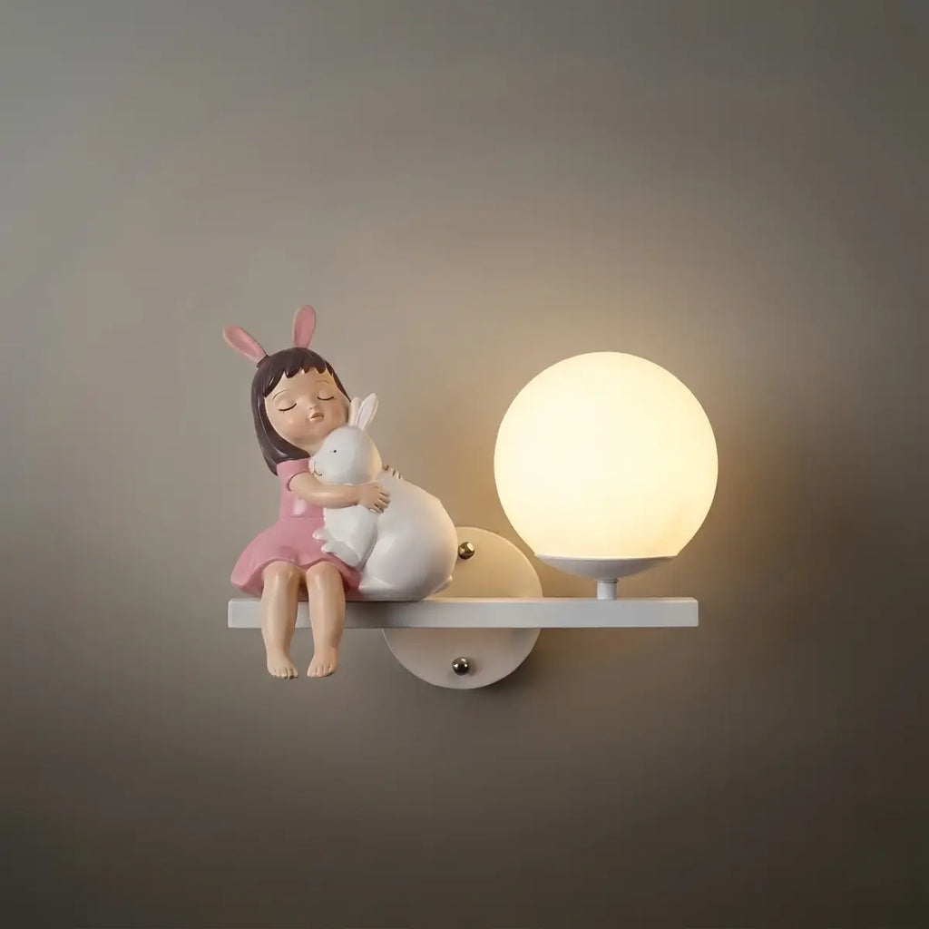 מנורת קיר ארט דקו – מתכת וזכוכית ורודה ולבנה בעיצוב כדורי לחדר שינה - פלינדריה
