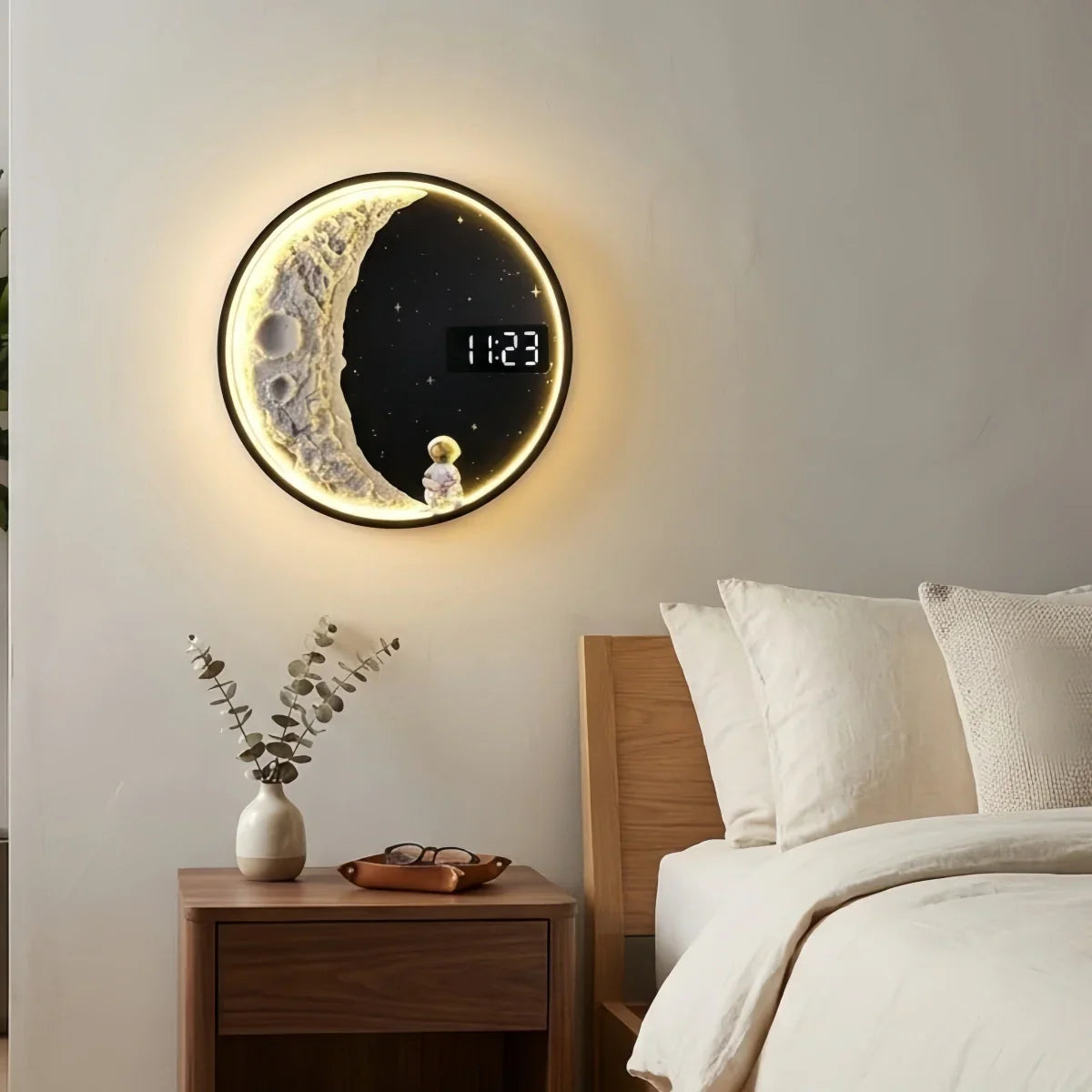 Art Deco Astronaut Wall Lamp - Modern Moon Metal Clock Light for Bedroom - Flindria