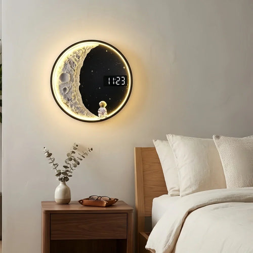 Nástěnná lampa Art Deco Astronaut - Moderní kovové měsíční hodiny do ložnice - Flindria