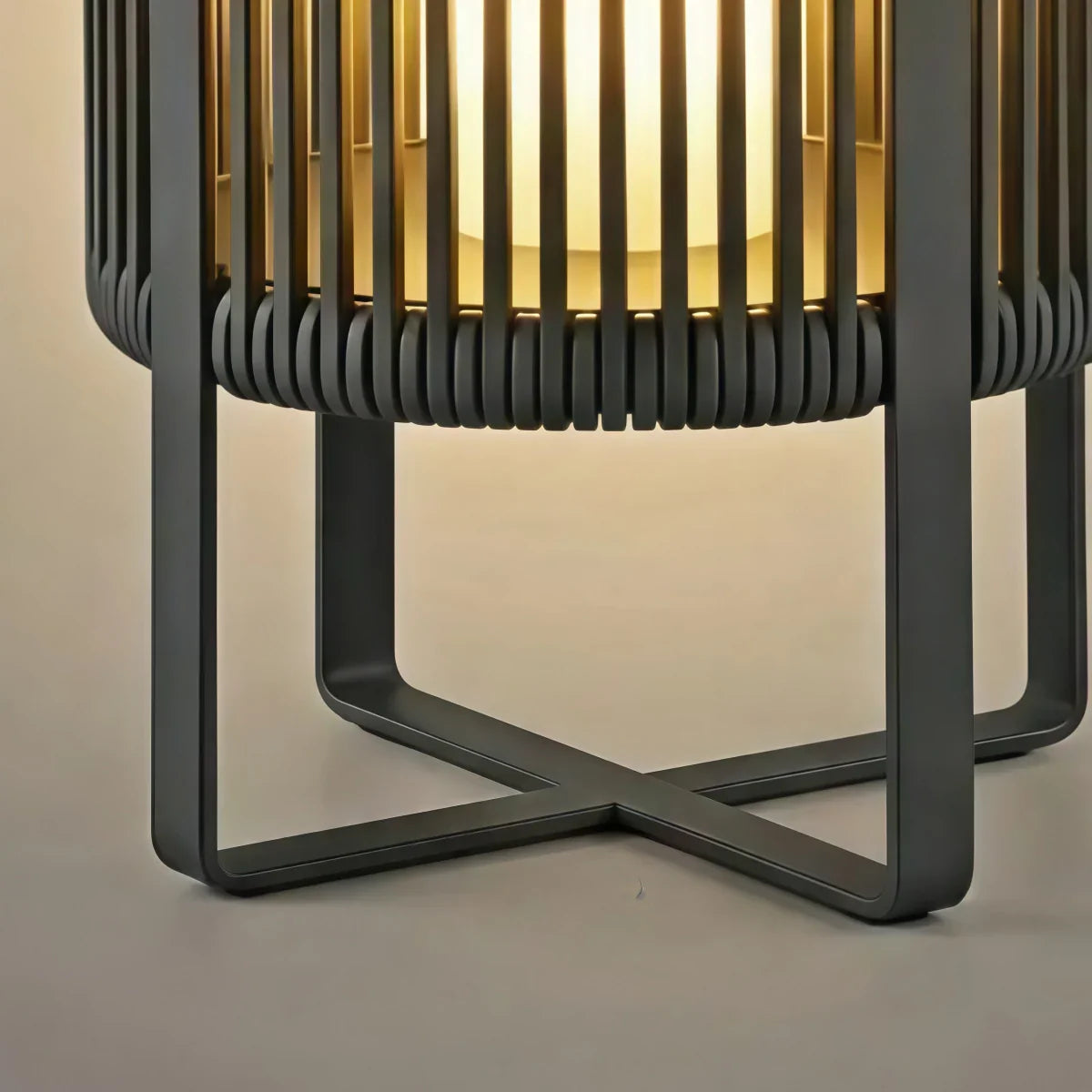 Vintage utendørs gulvlampe - svart metall sylinderdesign for hage og uteplass - Flindria