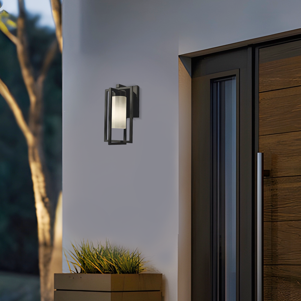 Modern Rectangular Outdoor Wall Sconce - Black Metal for Courtyard - Flindria